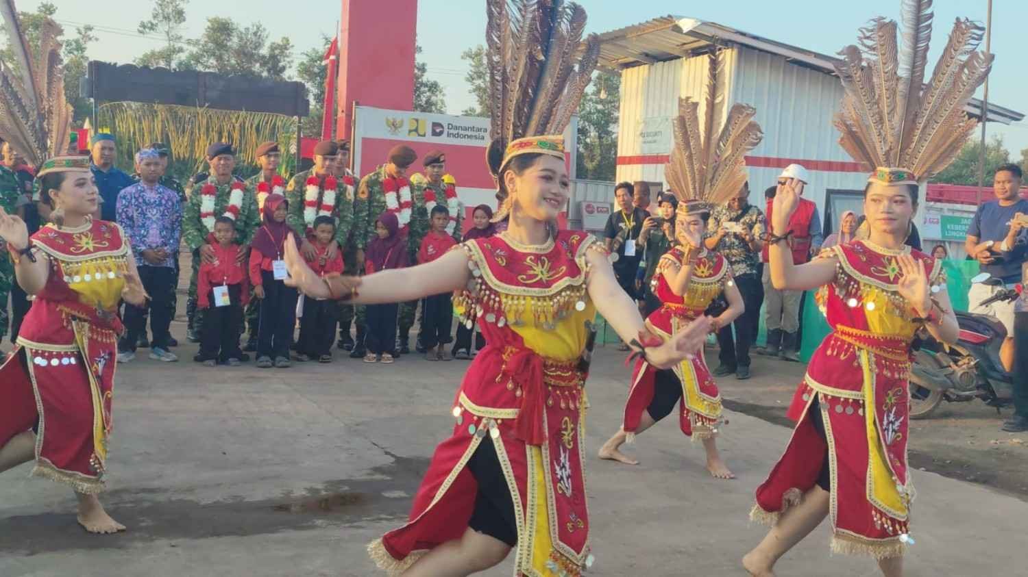 Perpaduan Budaya Lokal dan Kedisiplinan: Satuan Tugas Taruna Bhakti (Akademi TNI dan POLISI) Resmi Hadir Dampingi MPLS SRT 1 Kotim   